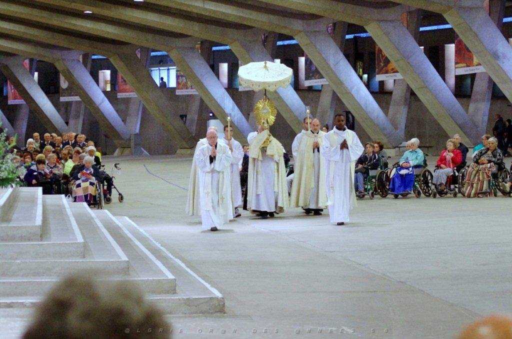 AOBR 2015 08 12 AU 16 LOURDES 5 PROCESSION DANS LA BASILIQUE SOUTERRAINE (11).jpg